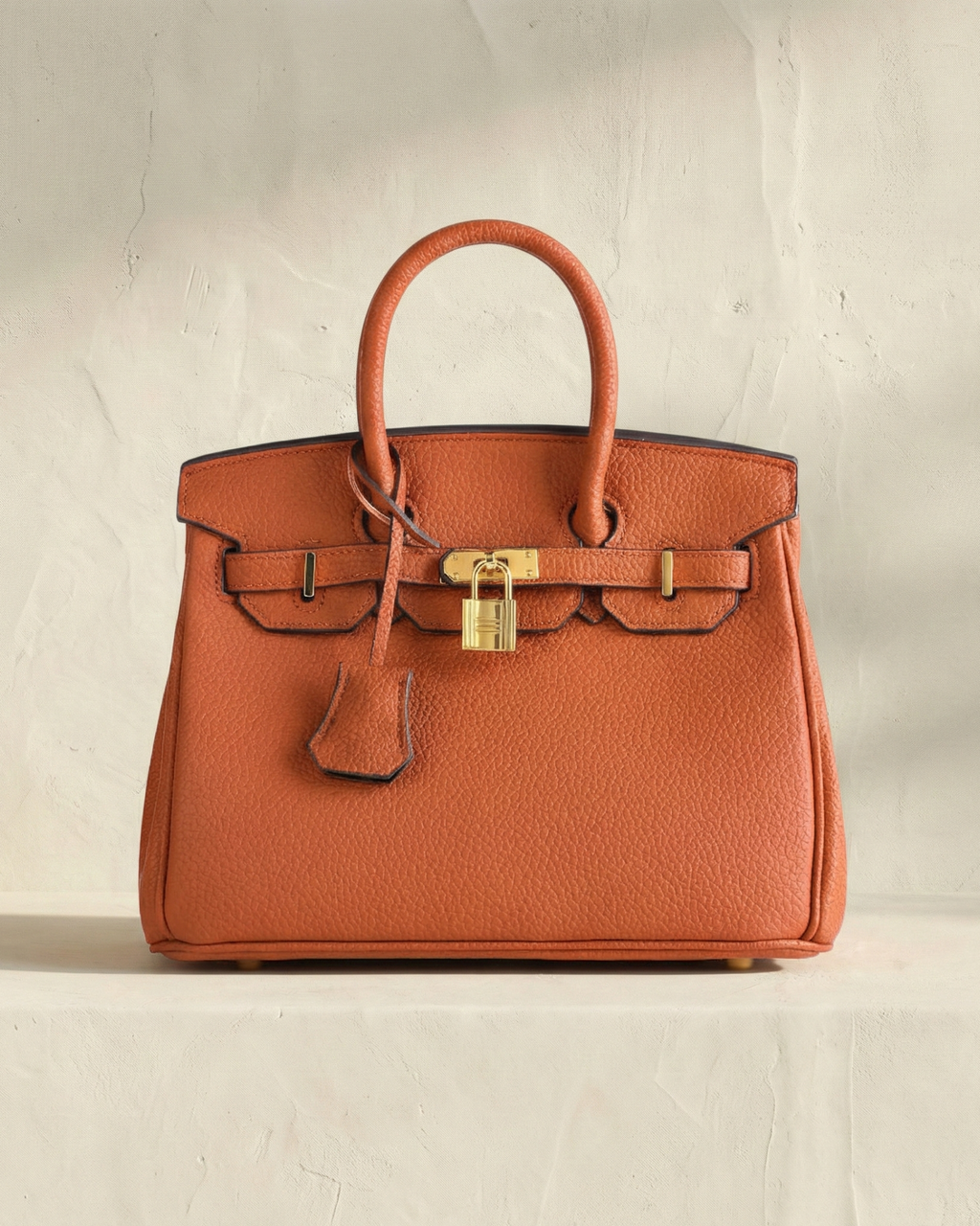 Bolso de cuero MILA de Veyro Madrid con asa y cierre, visto desde el frente, en color marrón elegante.