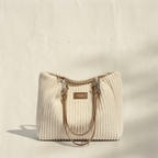 Bolso de pana Veyro Madrid con asas dobles, elegante y de textura suave, mostrado en color marrón claro.