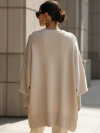 Suéter poncho oversize de punto Elena de Veyro Madrid, mostrando su diseño cómodo y elegante en color neutro.