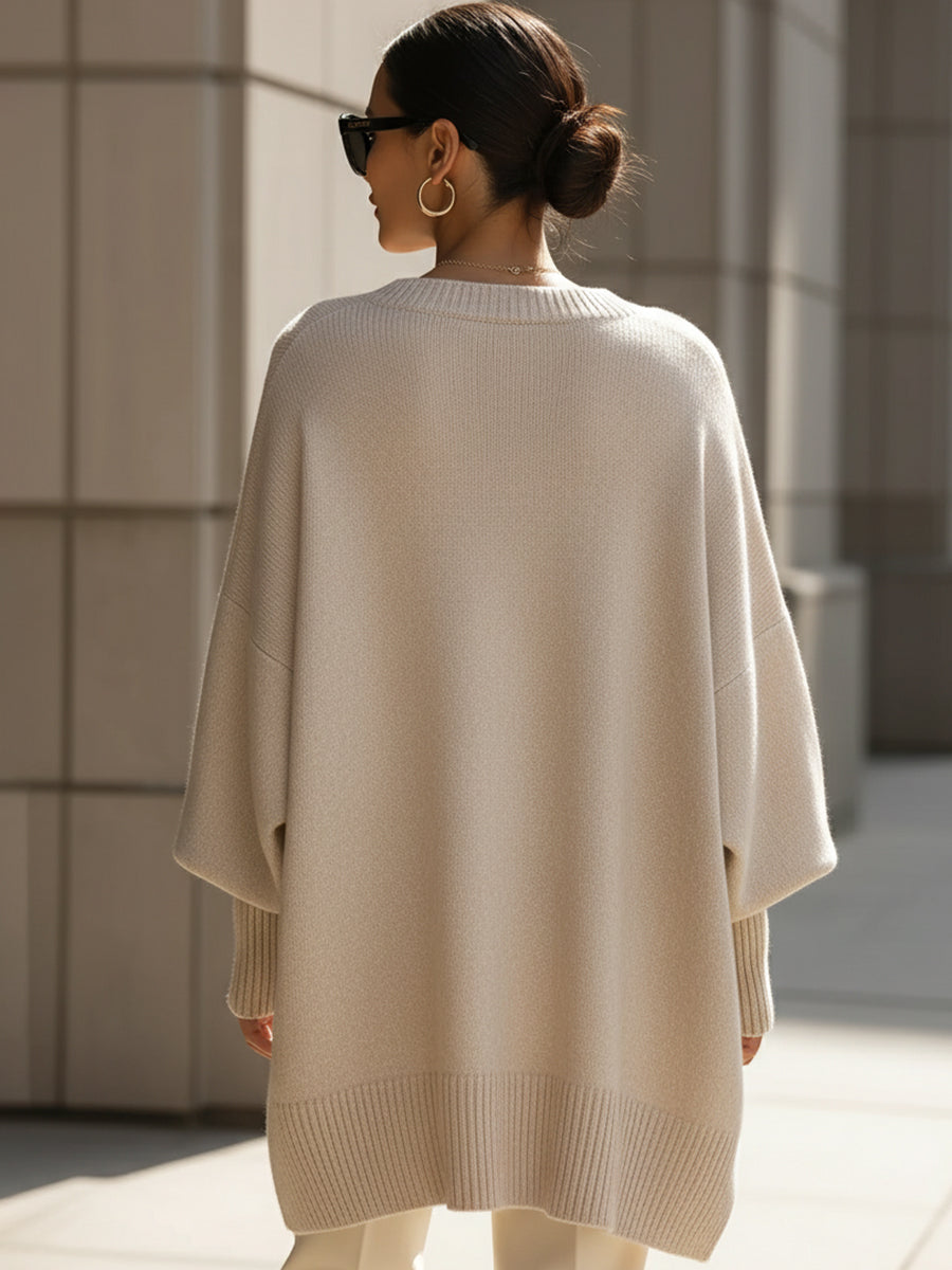 Suéter poncho oversize de punto Elena de Veyro Madrid, mostrando su diseño cómodo y elegante en color neutro.