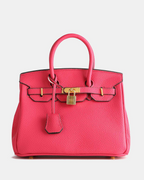 Bolso de cuero MILA de Veyro Madrid, con diseño elegante y detalles en cuero, mostrada en vista frontal sobre fondo neutro.