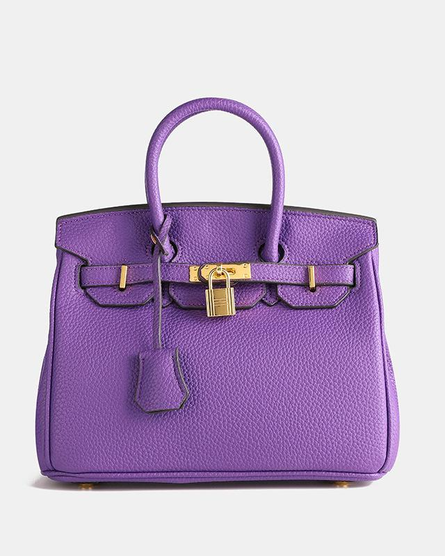 Bolso de cuero Mila de Veyro Madrid, con correa ajustable y detalles en cuero marrón, visible en la imagen.
