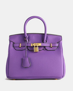 Bolso de cuero Mila de Veyro Madrid, con correa ajustable y detalles en cuero marrón, visible en la imagen.