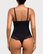 Body de encaje negro con escote en V profundo y tanga a juego, de la marca Veyro Madrid, en tela delicada y elegante.