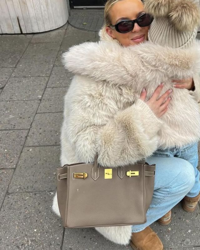 Bolso de cuero MILA de Veyro Madrid, con asa ajustable y detalles en cuero natural, en color marrón.