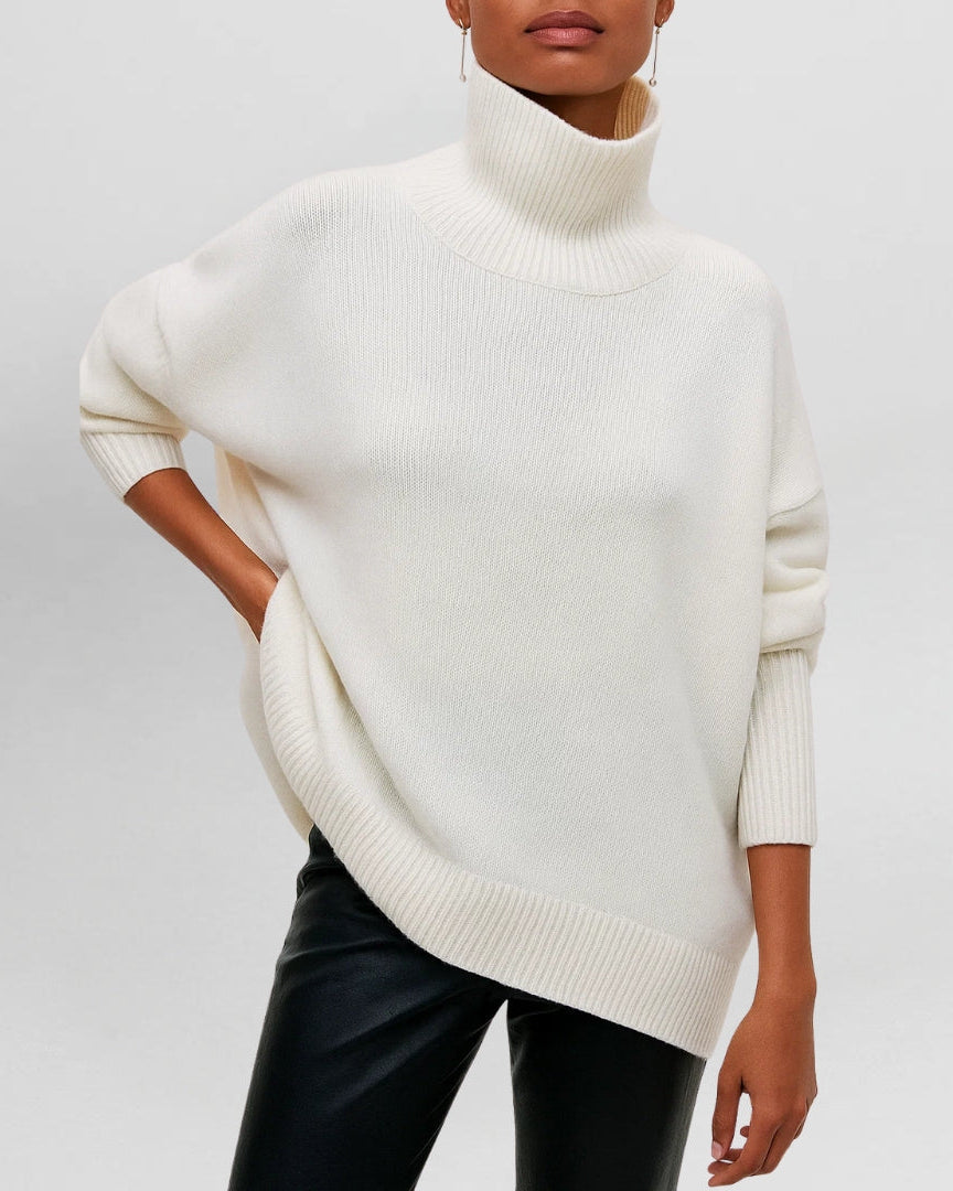 Suéter minimalista de cuello alto Andrea de Veyro Madrid, en color neutro, tejido suave y diseño sencillo.