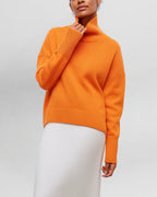 Suéter minimalista de cuello alto Andrea de Veyro Madrid en color neutro, con diseño sencillo y elegante.