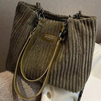 Bolso de pana Veyro Madrid con asas dobles, estilo elegante y detalles en la superficie, en color neutro.
