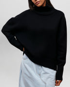 Suéter minimalista de cuello alto de Veyro Madrid, color neutro y diseño sencillo, en vista frontal.