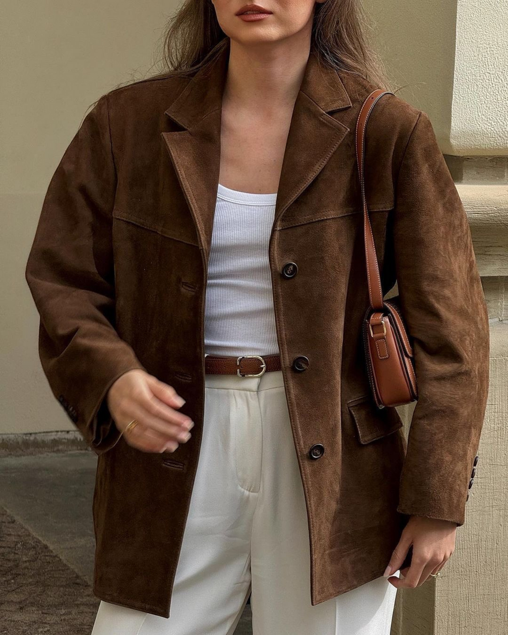 Chaqueta de ante Veyro Madrid MIRA, con diseño elegante y detalles en cuero, en color marrón oscuro sobre fondo neutro.