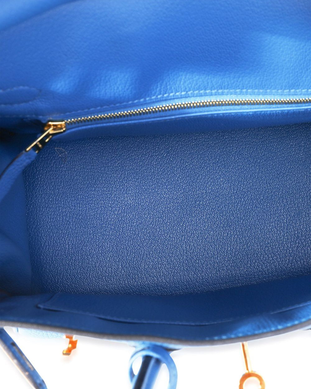 Bolso de cuero MILA de Veyro Madrid, en color marrón, con asas cortas y cierre metálico, mostrando su diseño elegante y acabado de calidad.