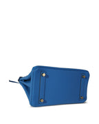Bolso de cuero MILA de Veyro Madrid, con asas y cierre metálico, en color negro, mostrando su diseño elegante y materiales de calidad.