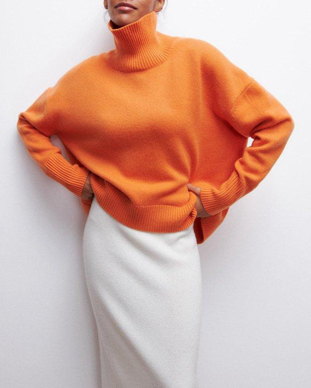 Suéter minimalista de cuello alto Andrea de Veyro Madrid, tejido suave en color neutro, vista frontal del producto.