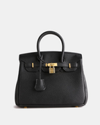 Bolso de cuero MILA de Veyro Madrid con asas cortas y acabado en cuero liso sobre fondo neutro.