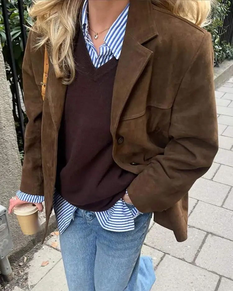 Chaqueta de ante Veyro Madrid MIRA en color marrón, con detalles elegantes y estilo casual.