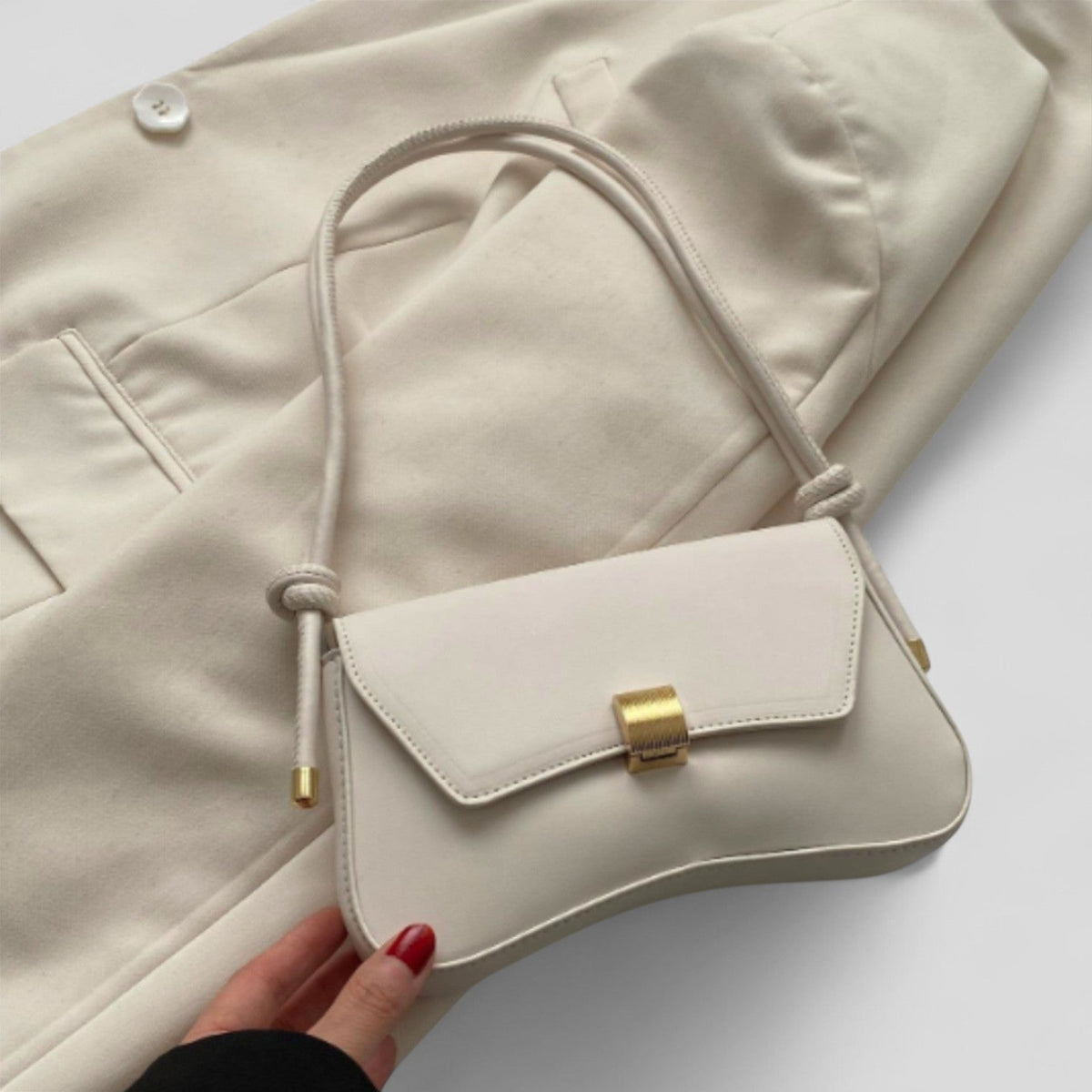 Bolso de mano de piel Etelvina de Veyro Madrid, elegante y compacto para uso diario y ocasiones especiales.