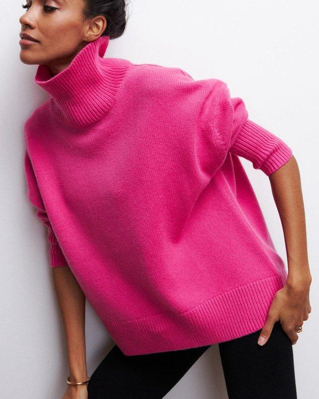 Suéter minimalista de cuello alto Veyro Madrid en color neutro, con diseño sencillo y elegante, sobre fondo blanco.