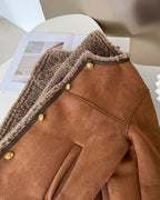 Chaqueta de piel de oveja CORA de Veyro Madrid con acabado suave y estilo elegante, vista de frente en color oscuro.