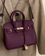 Bolso de cuero MILA de Veyro Madrid con asas cortas y acabado elegante, sobre fondo neutro.