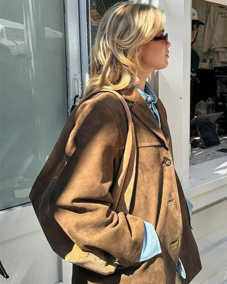 Chaqueta de ante Veyro Madrid MIRA en color marrón, con diseño elegante y detalles de costura visibles.