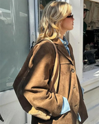 Chaqueta de ante Veyro Madrid MIRA en color marrón, con diseño elegante y detalles de costura visibles.