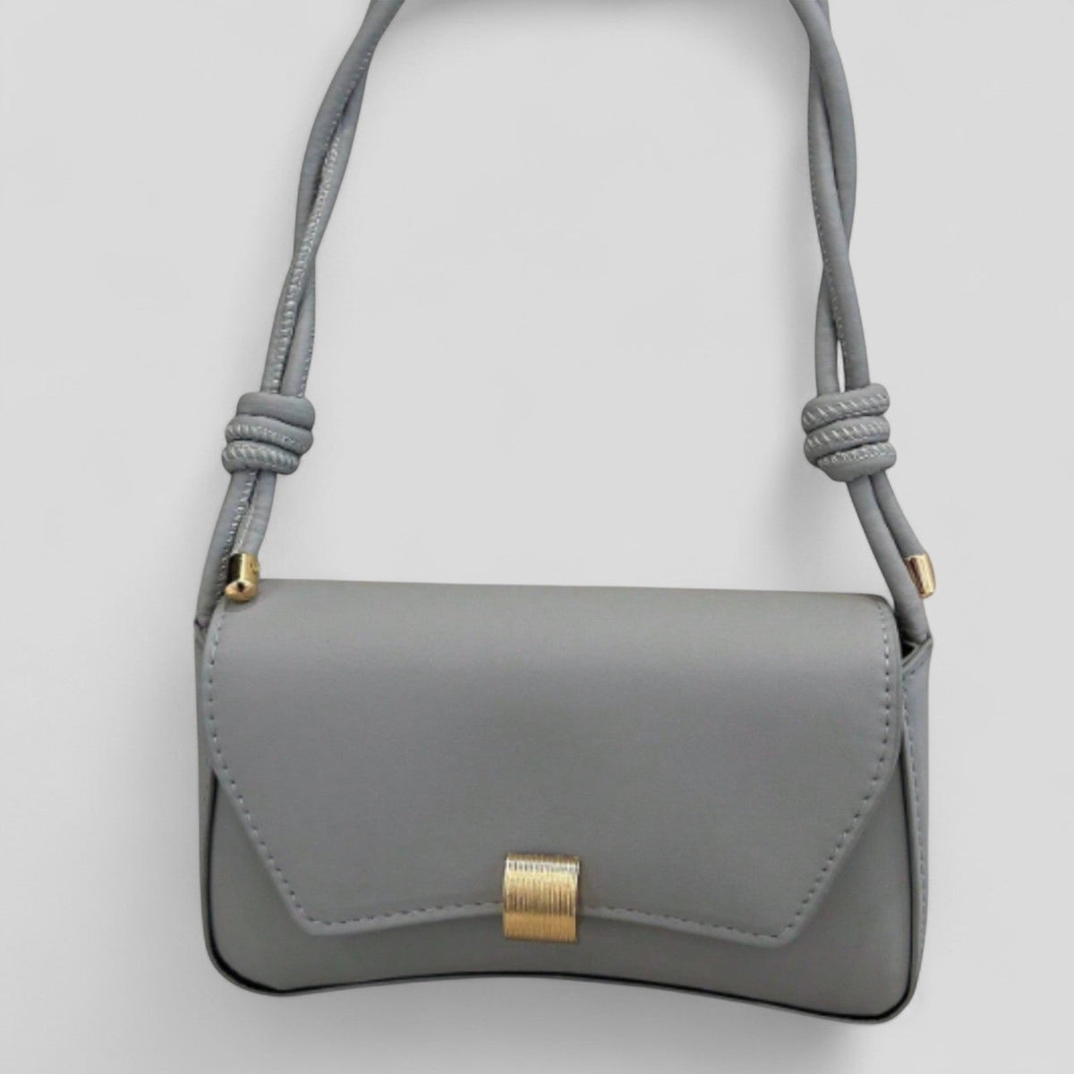 Bolso de mano Veyro Madrid Etelvina en piel, diseño elegante y texturado, con asa y cierre metálico, en color oscuro.
