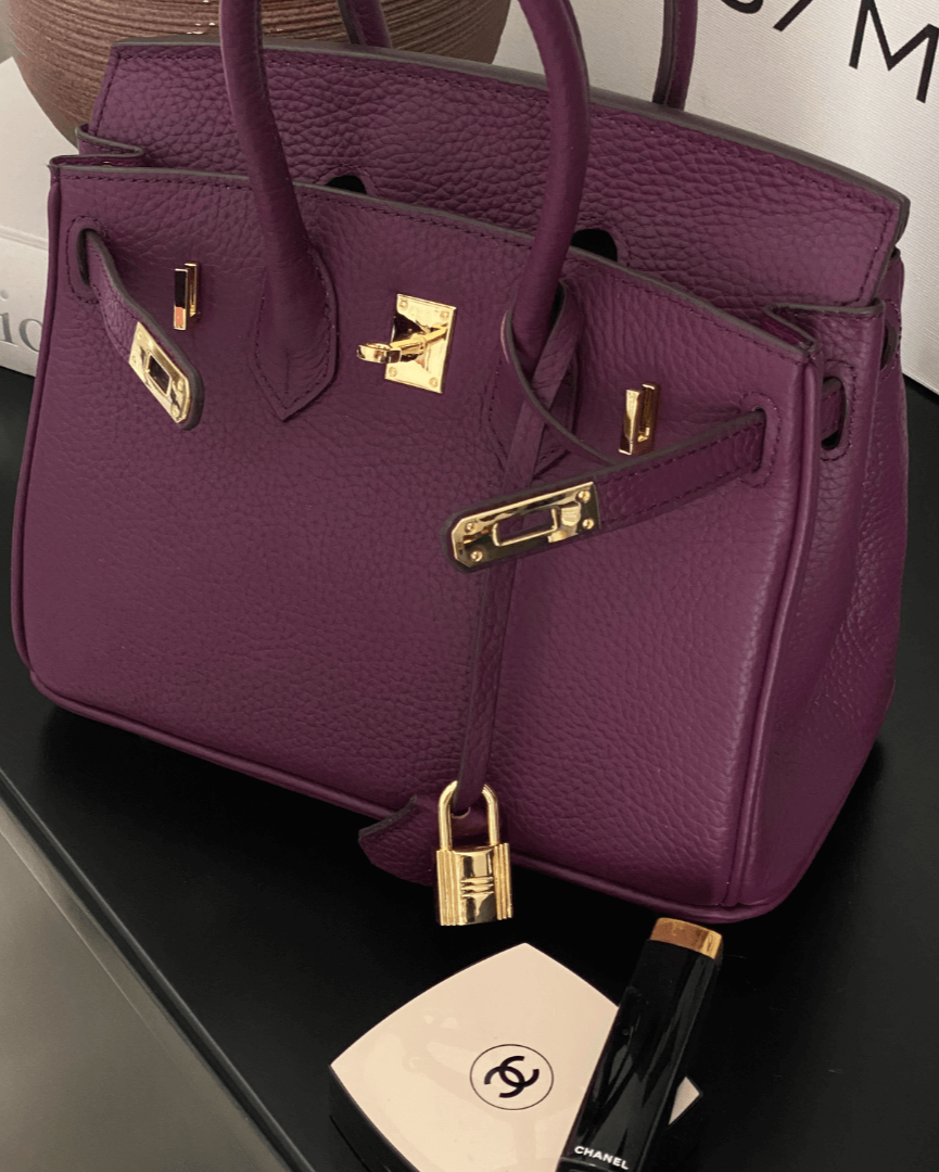 Bolso de cuero MILA de Veyro Madrid, detallado en color marrón con asas y cierre metálico visible.