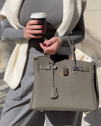 Bolso de cuero MILA de Veyro Madrid, diseño elegante con detalles en cuero y correa ajustable, en color marrón oscuro.