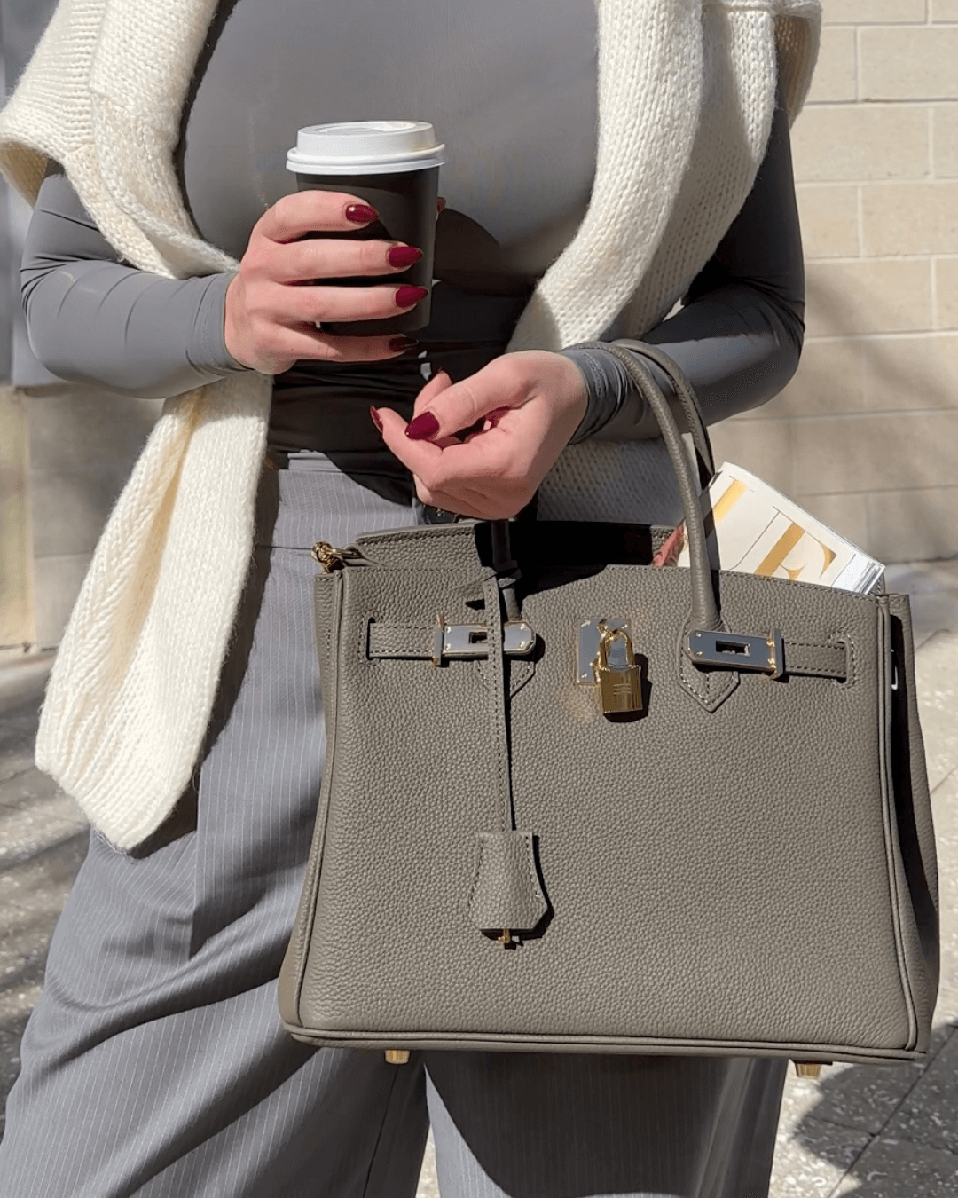 Bolso de cuero MILA de Veyro Madrid, diseño elegante con detalles en cuero y correa ajustable, en color marrón oscuro.