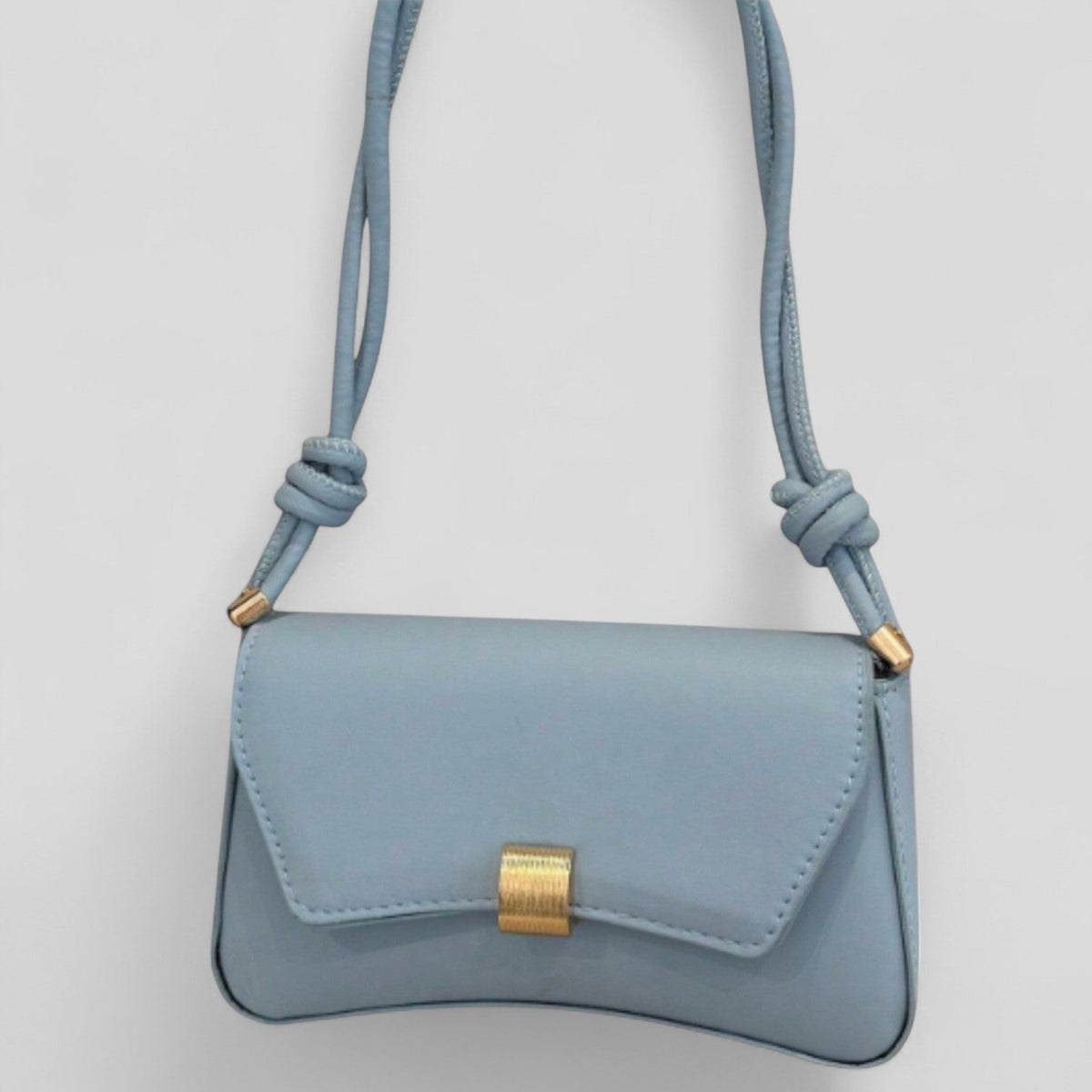 Bolso de mano Etelvina de piel de Veyro Madrid, con diseño elegante y detalles en cuero en color neutro.