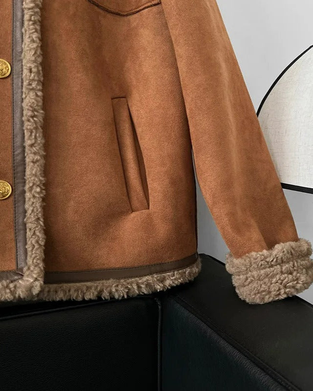 Chaqueta de piel de oveja CORA de Veyro Madrid, vista frontal con detalles de textura suave y cierre elegante.