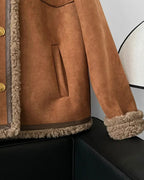 Chaqueta de piel de oveja CORA de Veyro Madrid, vista frontal con detalles de textura suave y cierre elegante.