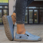 Zapatillas elegantes Veyro Madrid Nila con cierre práctico y diseño moderno en color neutro para mujer.