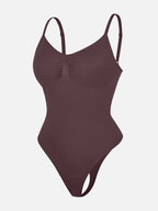 Body suit moldeador con espalda baja de Veyro Madrid, ajustado y de color neutro, en una modelo de pie.