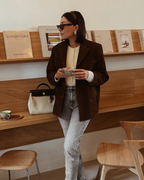 Chaqueta de ante Veyro Madrid MIRA en color beige, con diseño elegante y detalles en la parte superior.