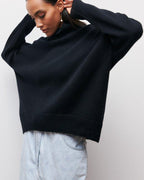 Suéter minimalista de cuello alto de Veyro Madrid, en color neutro, con diseño sencillo y elegante, ideal para el invierno.