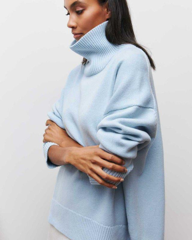 Suéter minimalista de cuello alto Veyro Madrid en color neutro, con diseño sencillo y elegante, sobre fondo neutro.