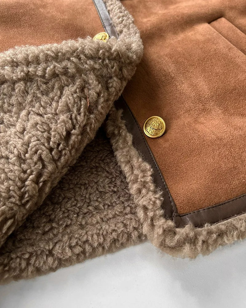 Chaqueta de piel de oveja CORA de Veyro Madrid, con textura suave y forro cálido, en color marrón claro.