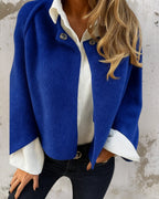 Chaqueta corta de temporada Veyro Madrid, estilo moderno, en color neutro, con cierre y bolsillos visibles.