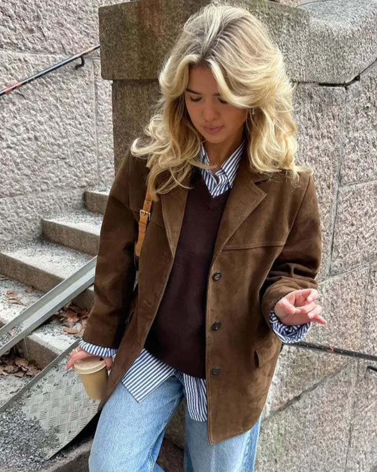Chaqueta de ante Veyro Madrid en color beige, con diseño elegante y detalles de costura visible en la imagen.