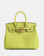 Bolso de cuero MILA de Veyro Madrid, con asas y diseño elegante, en color castaño, sobre fondo neutro.