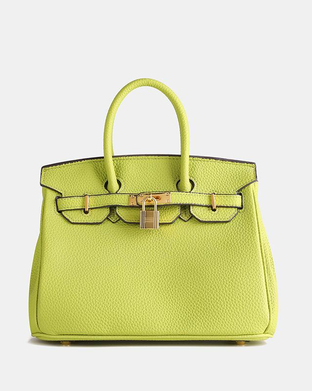 Bolso de cuero MILA de Veyro Madrid, con asas y diseño elegante, en color castaño, sobre fondo neutro.