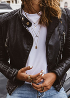 Chaqueta de cuero rosa de temporada de Veyro Madrid, con diseño elegante y detalles en la imagen.