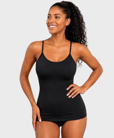 Camiseta moldeadora Silhouette de Veyro Madrid, prenda ajustada para resaltar la figura, vista en la captura de pantalla.