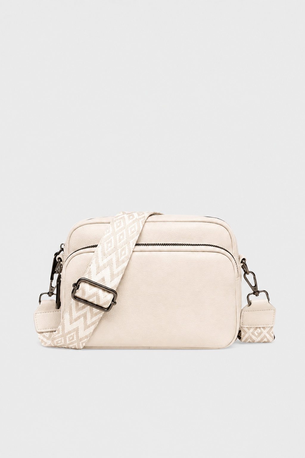 Bolso bandolera Carla de Veyro Madrid en cuero negro con correa ajustable y detalles elegantes.