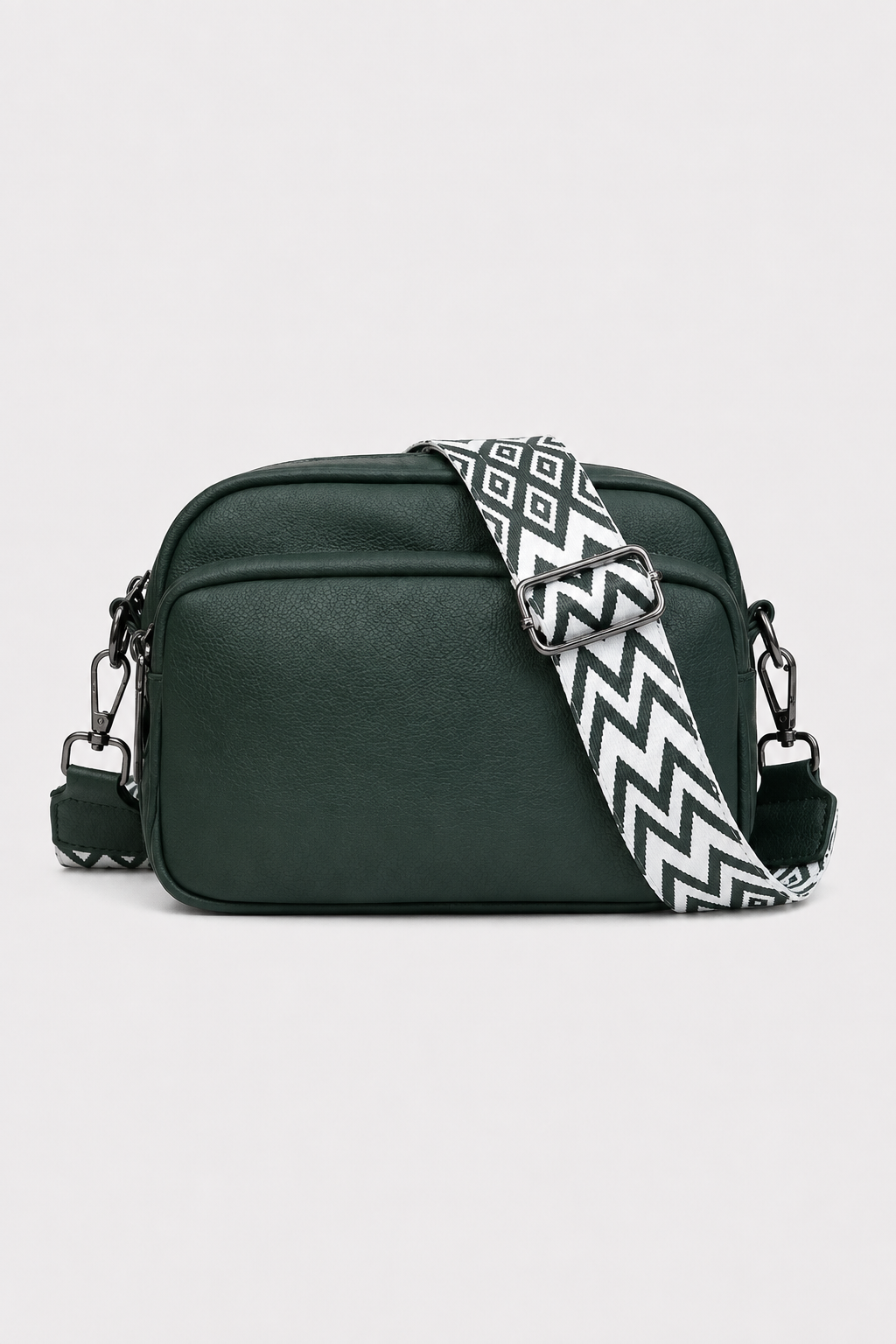 Bolso bandolera Carla de Veyro Madrid, con diseño elegante y correas ajustables, en color negro y detalles de cuero.