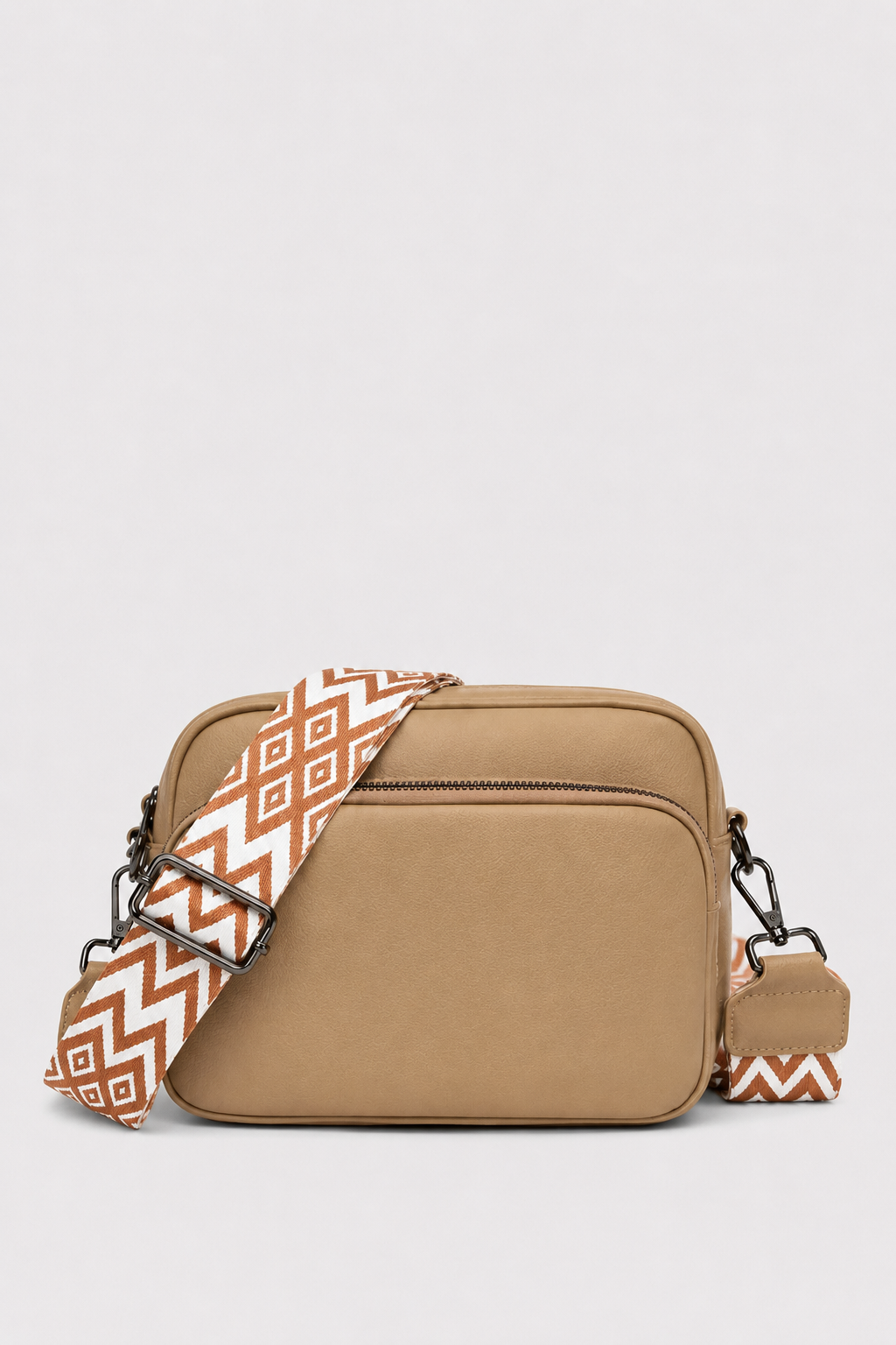 Bolso bandolera Carla de Veyro Madrid con diseño elegante en cuero y detalles en tonos neutros.