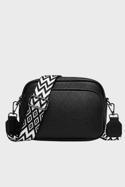 Bolso bandolera Carla de Veyro Madrid, en color negro, con correa ajustable y detalles elegantes para uso diario.