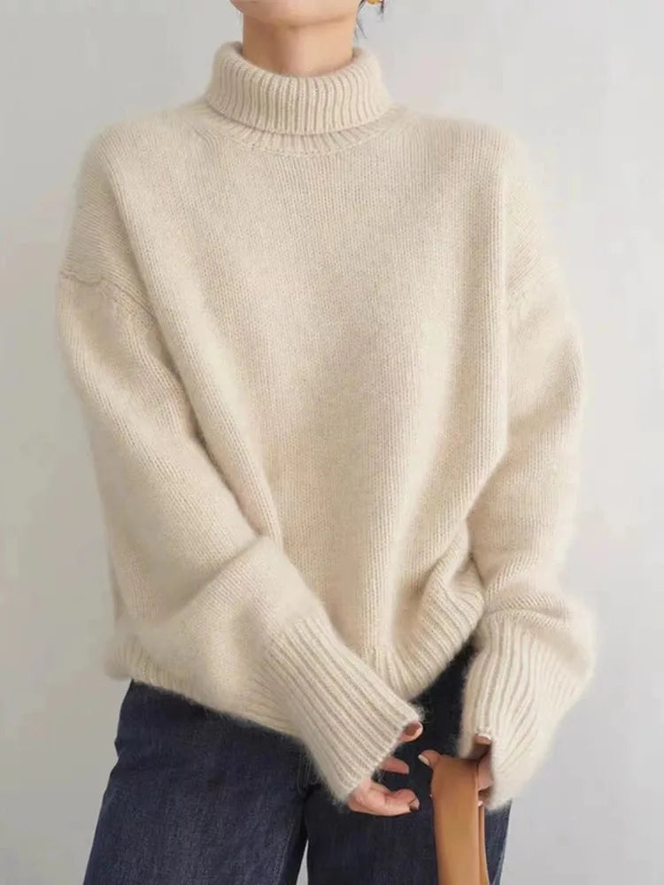 Suéter de cuello alto Noemi de Veyro Madrid, tejido de punto grueso y cálido para mujer, en color neutro y diseño de moda otoño-invierno.