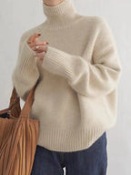 Suéter de cuello alto NOEMI de Veyro Madrid en color beige, hecho de lana pura, con diseño de punto grueso para otoño e invierno.